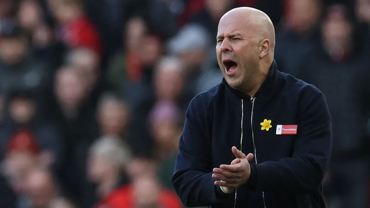 جيمي كاراغر يحذر آرني سلوت من تحدي استعادة ثقة جماهير ليفربول الصعبة